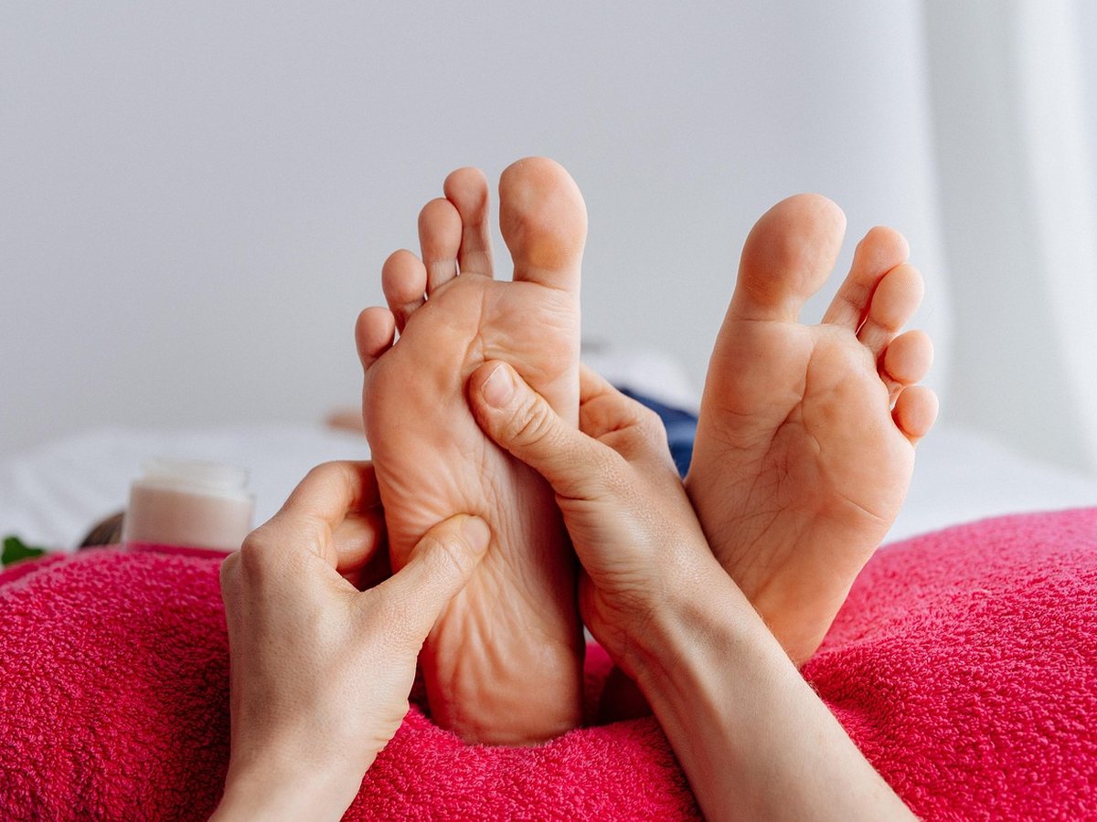 Massage des pieds et réflexes plantaires