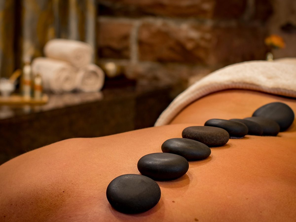 Massage aux pierres chaudes dans un salon de massage